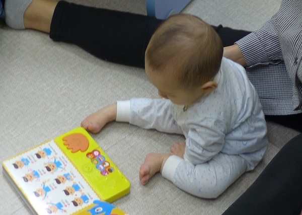 아동자료실에서 독서삼매경에 빠진 갓난아기
