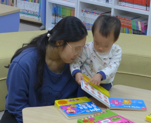 아동자료실에서 엄마랑 독서삼매경
