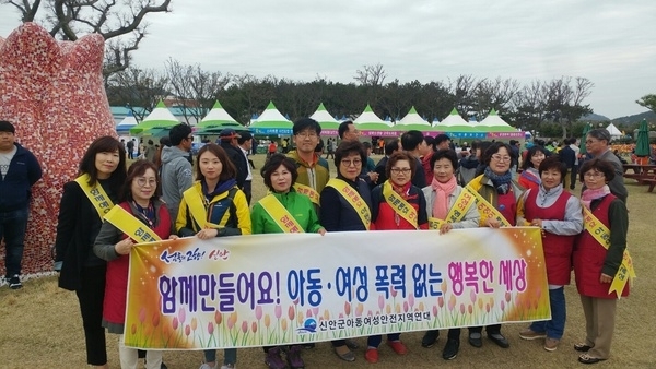 신안군 여성단체협의회,아동·여성 안전 지역연대 캠페인 및 무료음료 봉사 펼쳐1