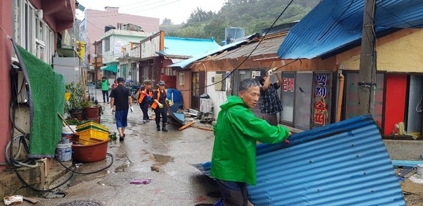 태풍 링링 피해복구현장 흑산면민 자원봉사 활동 펼쳐1