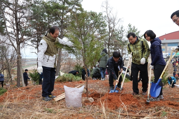 신안군, “제73회 식목일기념 나무심기 행사” 열어..'경관숲 조성으로 산림의 가치향상 기대' 1