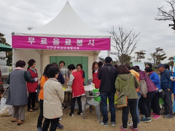 신안군 여성단체협의회,아동·여성 안전 지역연대 캠페인 및 무료음료 봉사 펼쳐 2