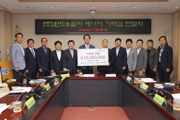 ㈜윈드&쏠라 에너지, 신안군장학재단에 장학기금 1,000만원 기탁 5