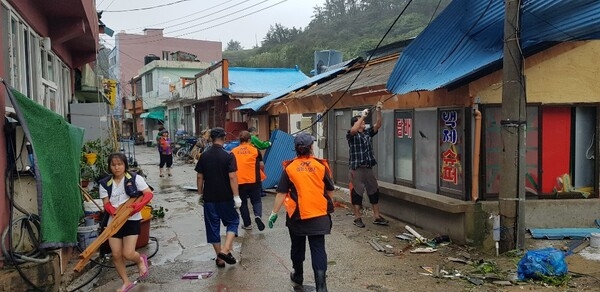  태풍 링링 피해복구현장 흑산면민 자원봉사 활동 펼쳐 2
