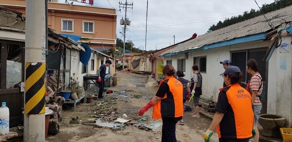  태풍 링링 피해복구현장 흑산면민 자원봉사 활동 펼쳐 3