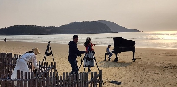 자은도 양산해변의 피아노 사진무대, 인기 폭발!..