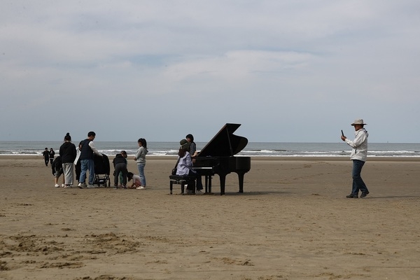 자은도 양산해변의 피아노 포토존, 인기 폭발!..
