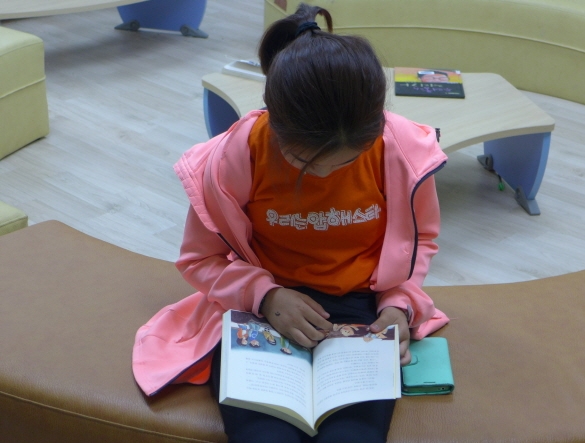 지난날 아동자료실에서 독서하던 소녀(초등학생 시절)
