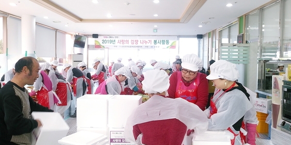 지도읍 여성단체협의회, 함께하는 사랑의 김장 담가주기 봉사활동 펼쳐 4